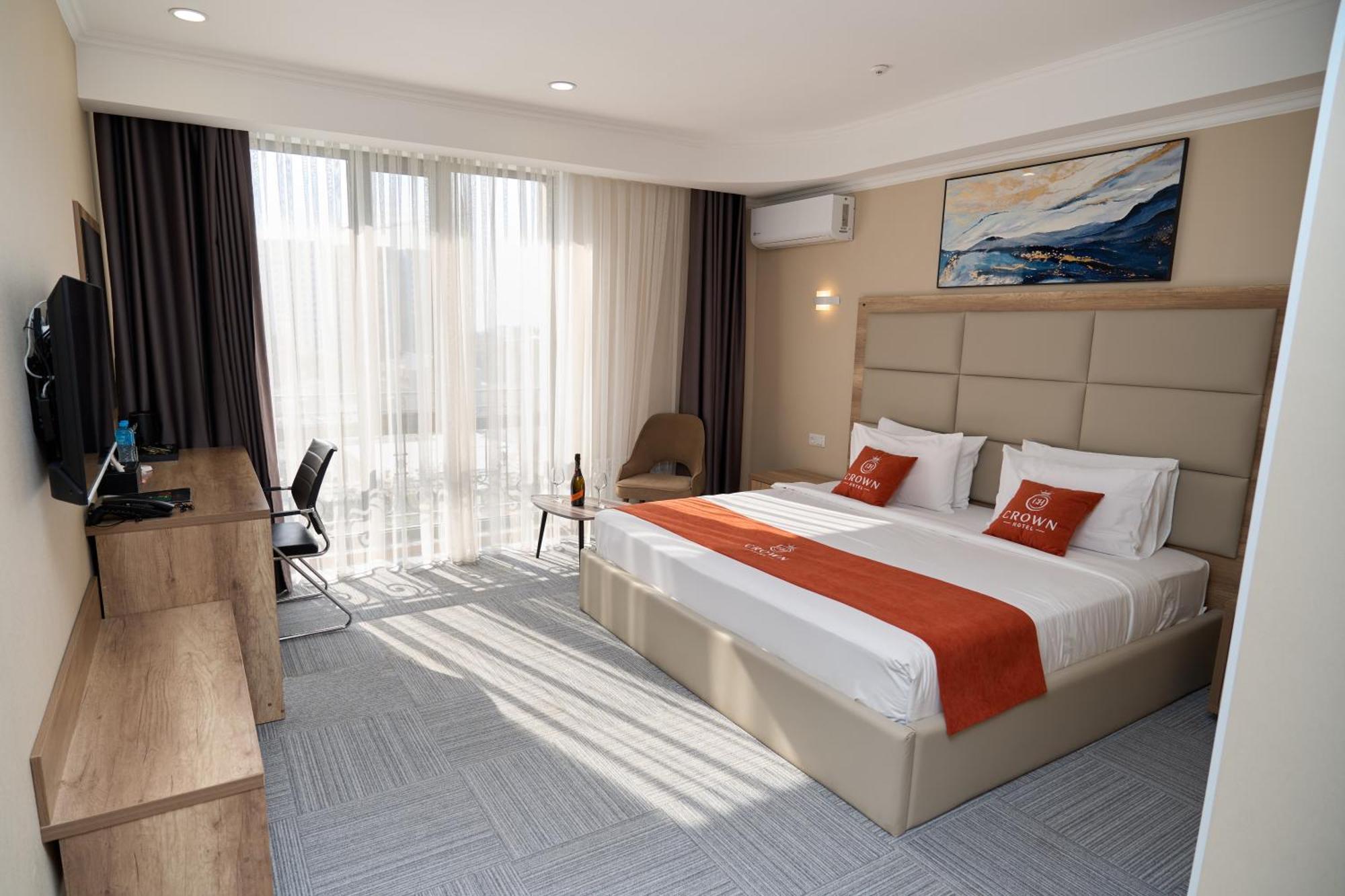 Crown Hotel ビシュケク エクステリア 写真