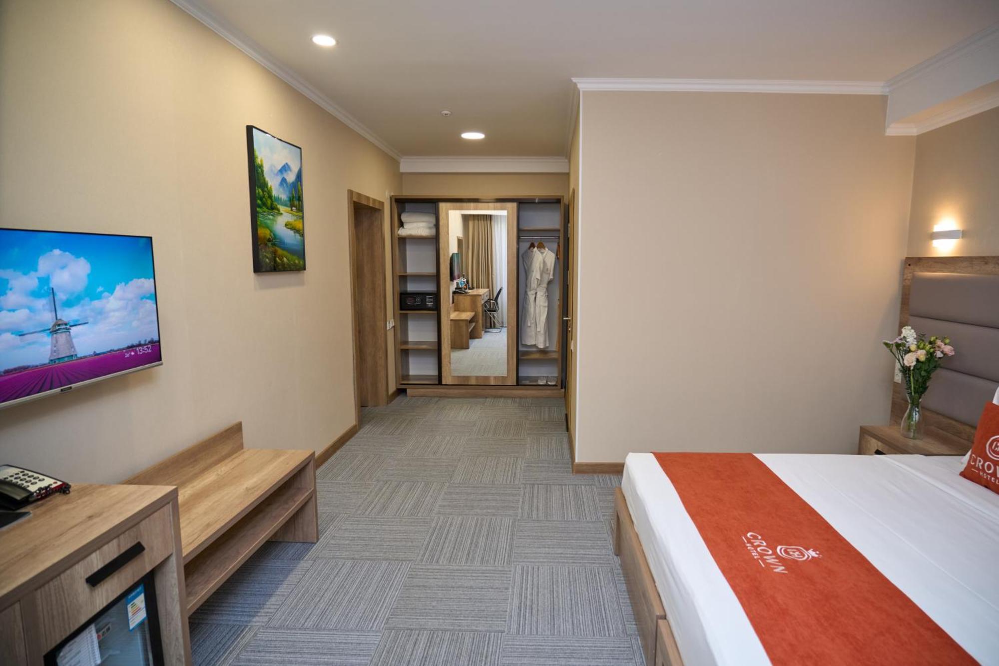 Crown Hotel ビシュケク エクステリア 写真