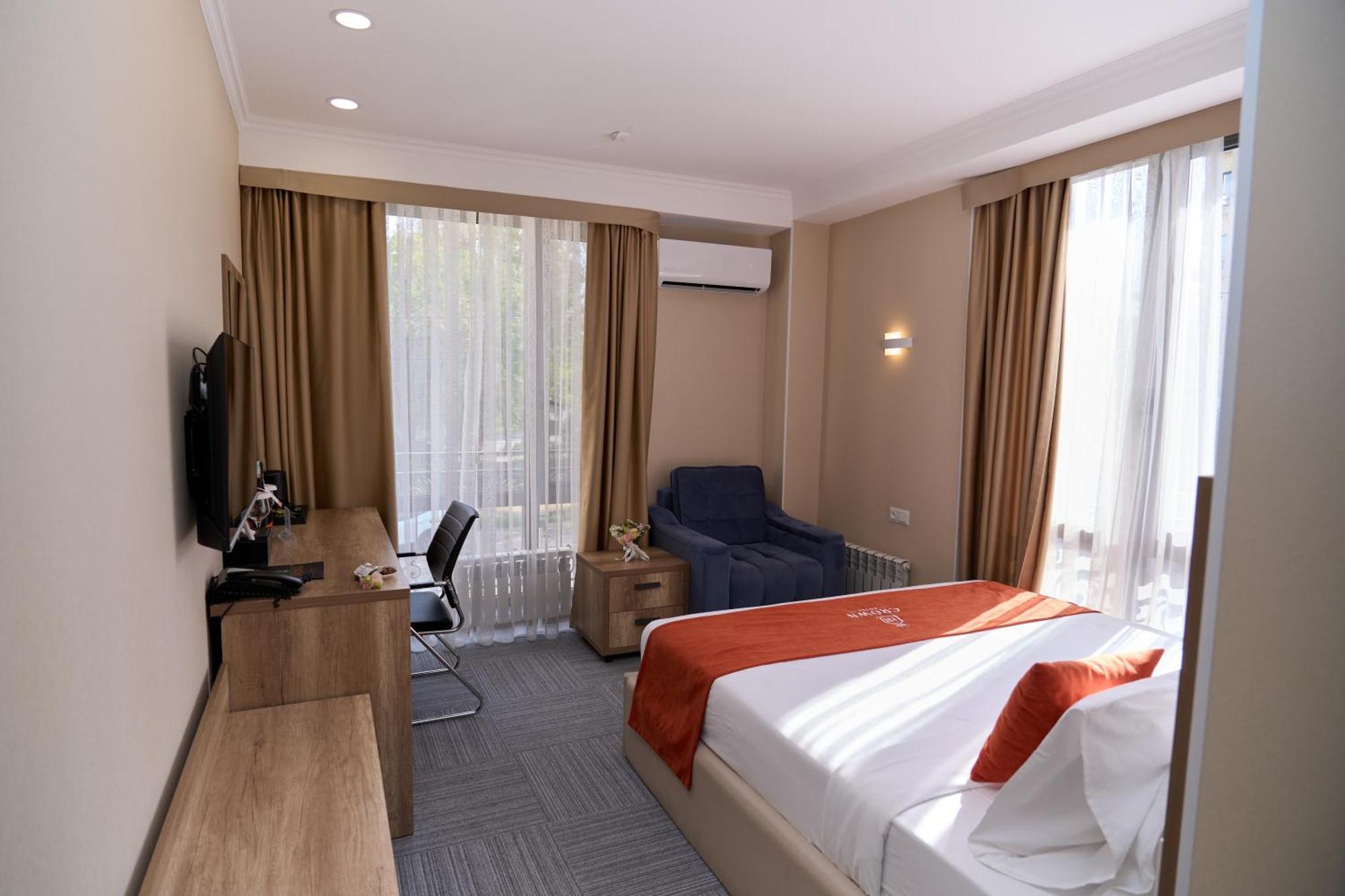Crown Hotel ビシュケク エクステリア 写真