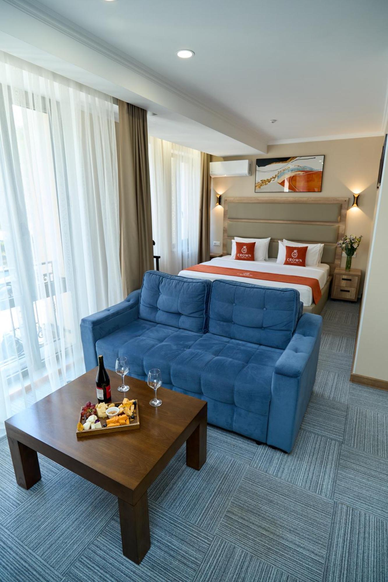 Crown Hotel ビシュケク エクステリア 写真
