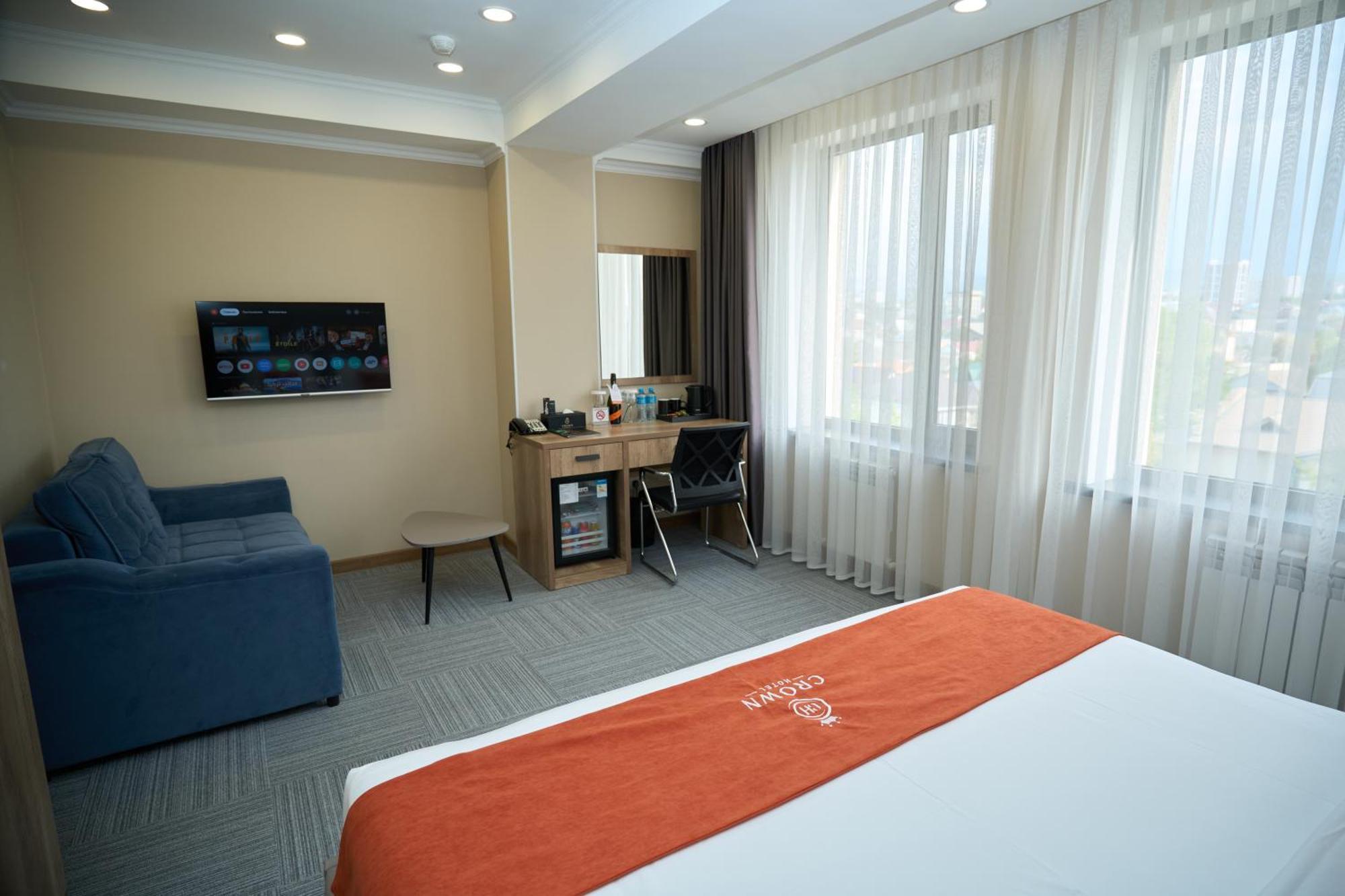 Crown Hotel ビシュケク エクステリア 写真