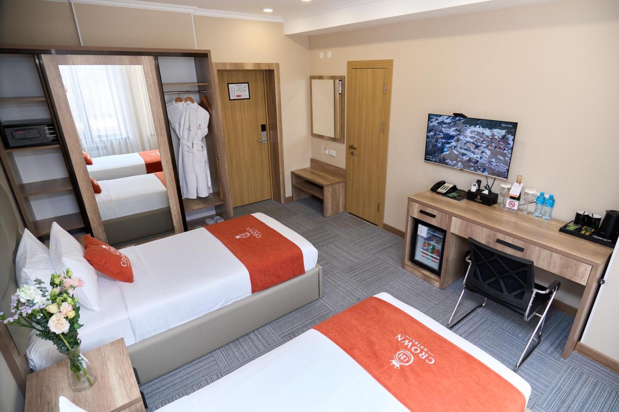 Crown Hotel ビシュケク エクステリア 写真