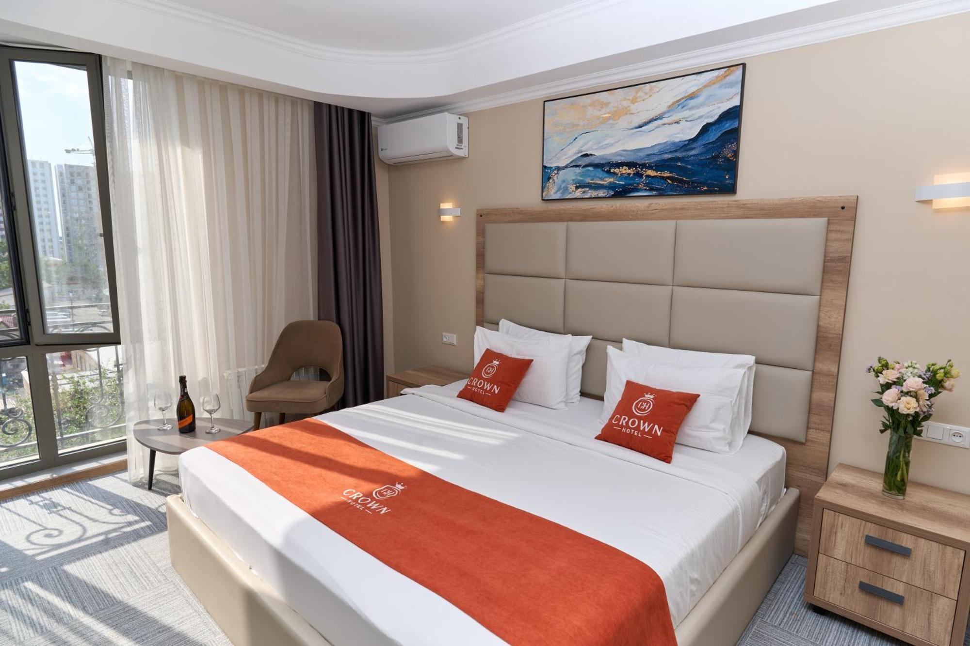 Crown Hotel ビシュケク エクステリア 写真
